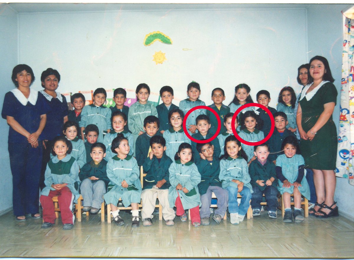 Morrrrgan's tweet photo. Iba a kínder cuando la niña chelita de la derecha era mi crush, siempre compartíamos nuestra lonchera y tomábamos el recreo juntos, después esa foto nunca mas la volví a ver ni saber de ella. ¿Me pudieran ayudar con un RT para poder encontrarla de nuevo? Gracias 🥺❤️ https://t.co/Bu9RQjrwWU