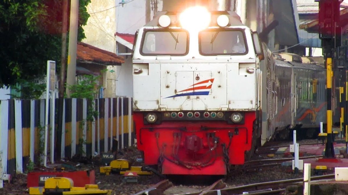 RasyidM96's tweet photo. Kompilasi 4 Kereta Api di Pagi Hari | Kalijaga, Mutiara Selatan, Majapahit dan KLB
https://t.co/kXTNtWZy2m https://t.co/r8UkfEyR9M