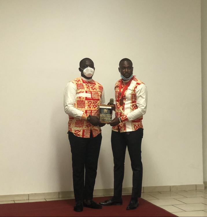 RRD9101's tweet photo. Félicitations au Rotaract Abidjan Adjamé  pour cette belle rentrée solennelle. Et merci pour cette distinction. Nous avons vraiment apprécié. 
#RotaractDistrict9101 https://t.co/PznxNsGROR