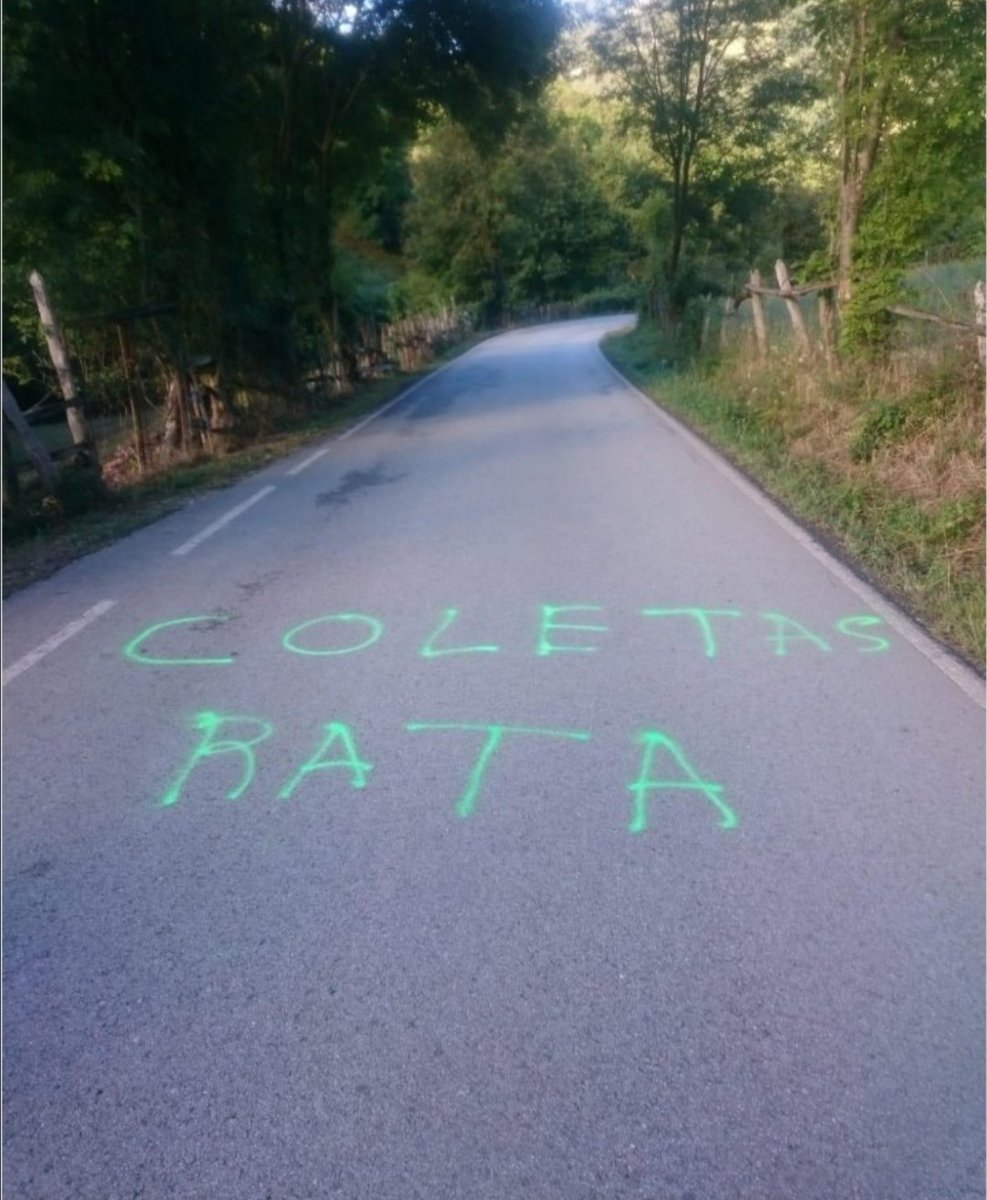 Dutch_esp's tweet image. La agresión de los terroristas de Alsasua a dos guardias civiles y sus parejas fue una pelea de bar.
Una pintada en una carretera de Asturias donde dice Coletas rata es un acoso insufrible de la ultraderecha.
Anda, iros a la mierda, rojerio hipócrita
#EsAcosoFascista