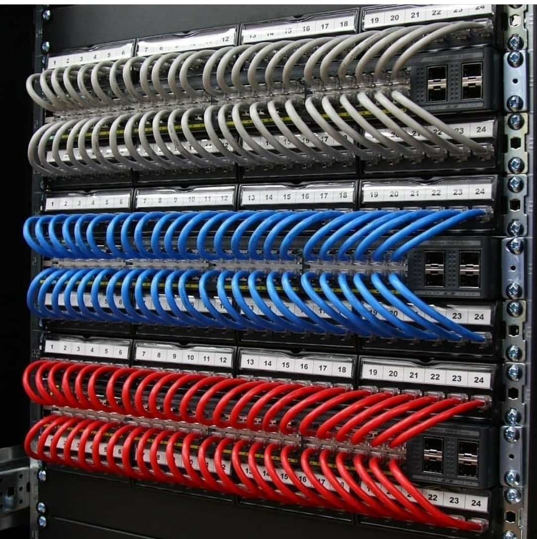 Кроссирование патч панели. Серверная стойка схема визио. Маркировка пачкорда серверной. Кабель менеджмент в серверной. Серверный шкаф с оборудованием.