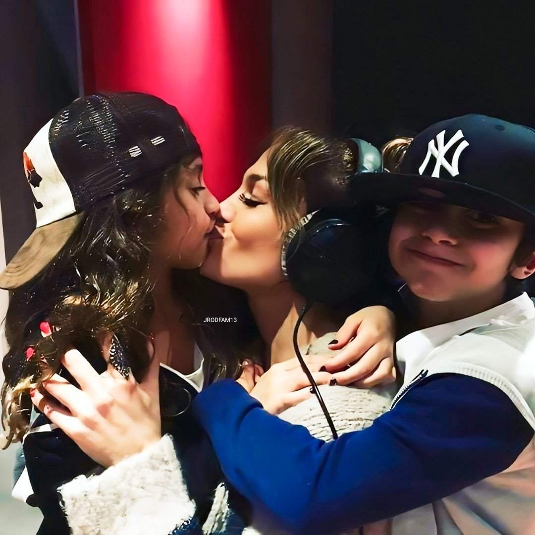 jloslovr's tweet photo. "I love what I do. I love my kids and they come first, and everything else falls into place after that. I take it one day at a time, trying to do the best I can." - Jennifer β€ @JLo #UnconditionalLove #JLoCoconuts https://t.co/oibpnLiz9r