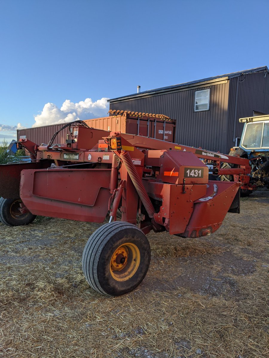 sheepfarmbecca's tweet photo. We have a new toy for our sheep business. @farmerskinner
#haying #discbine #centrepivot https://t.co/rAvEjKsX0P