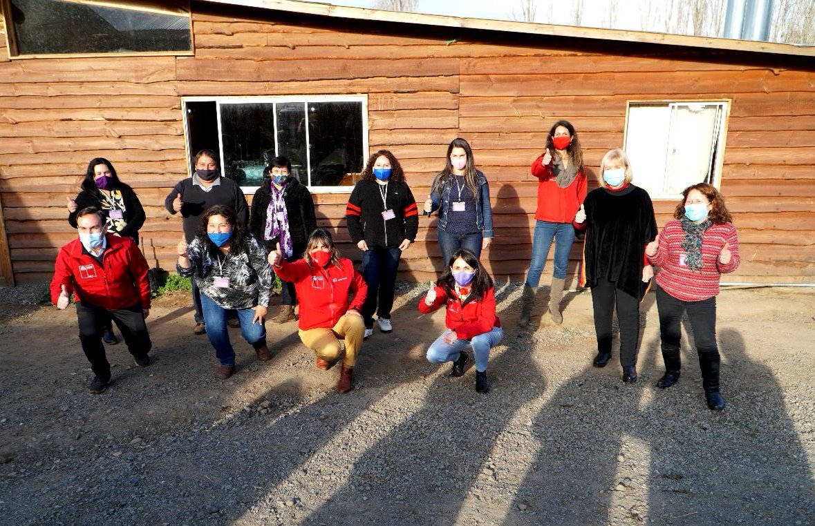 carola_cuevasm's tweet photo. Tuvimos una tarde llena de colores, sabores y talento femenino en Pencahue con emprendedoras beneficiarias de @INDAP_Chile. Escuchamos sus historias, cómo se han adaptado en pandemia y sus desafíos. La agricultura es pilar en la zona y las mujeres la están sacando adelante! 💪 https://t.co/ADKsBiLdWz