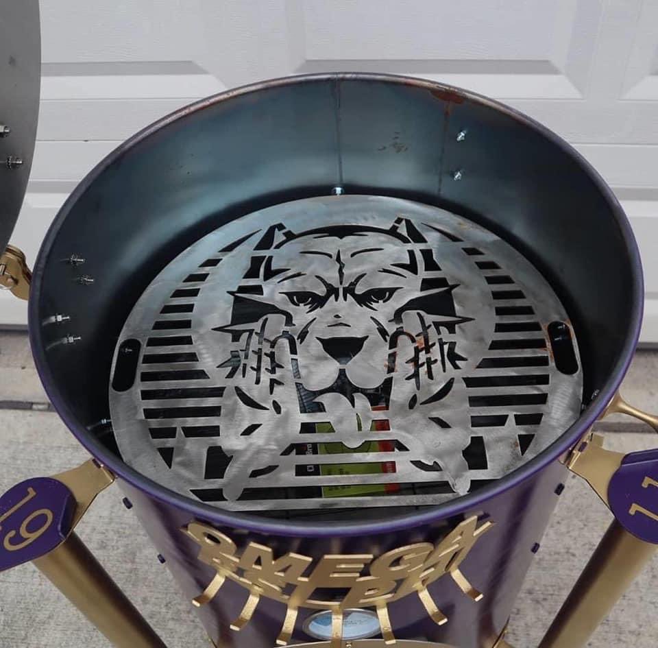 FailureToReact's tweet photo. It’s a 97’ bruh making custom grills. https://t.co/JKHOr5RjyA