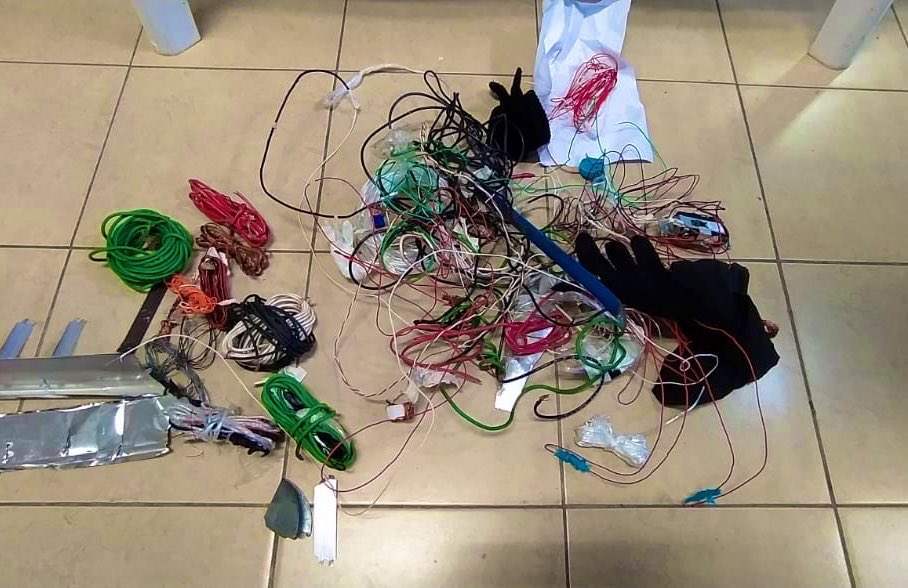 Este operativo tiene como objetivo reforzar los controles de ingreso a los pabellones y evitar los actos de violencia dentro del CRS Turi. Como resultado se encontraron:

✅celulares
✅sustancias ilícitas
✅armas corto punzantes
✅cargadores
✅tabacos

<a href="/mariapaularomo/">María Paula Romo</a>
<a href="/xaesma/">Xavier Martínez Guillén</a>