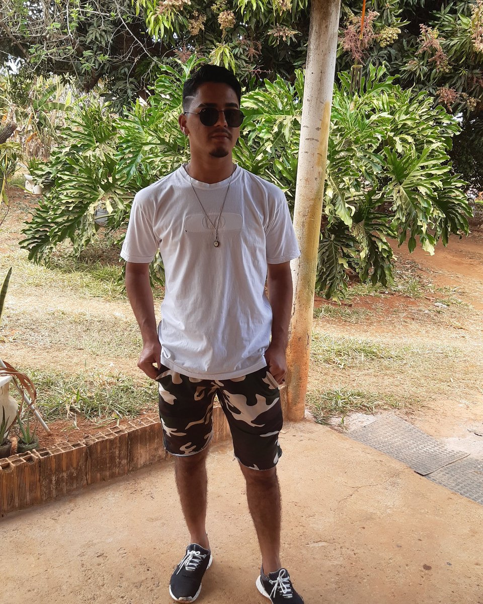 MaurlioGabriel3's tweet photo. Bem blogueiro 

#LGBTQIAofTwitter  #LGBTQuarenteners  #LGBTQtogether  #LGBTQts  #lgbtqboys  #LGBT  #loveislove #bi #boy #novinho #18 #home #friends #elboy https://t.co/Qxnseqouxf