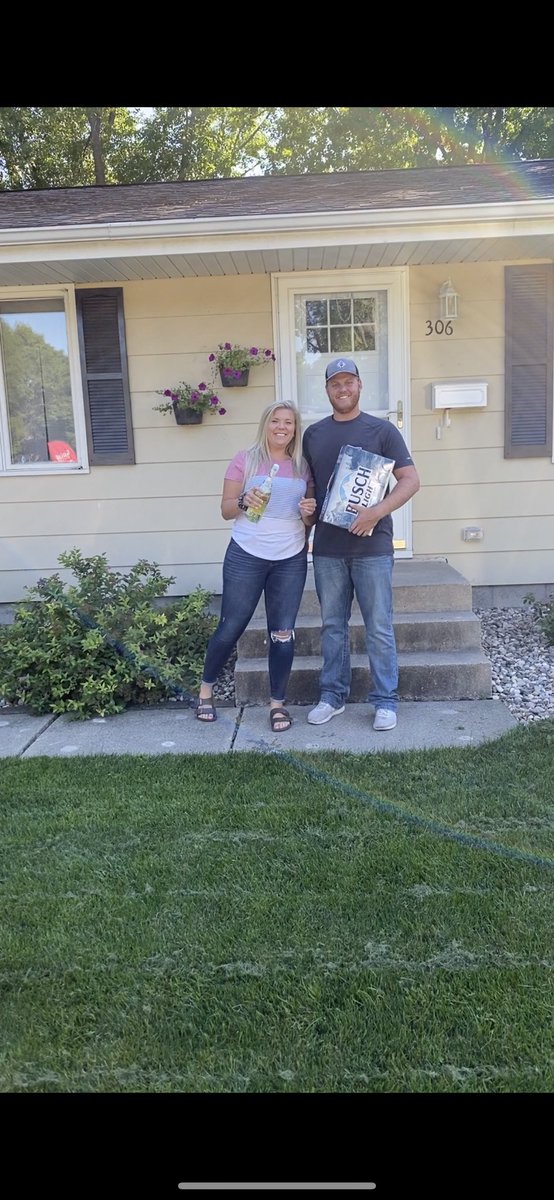 RealtorRoyD's tweet photo. Kenzie goes up for the slam & is denied by @BuschBeer !!!
Congrats to @kenzibeekman & @Znuy7 for buying their first home & Jenna & @Derrik8 for trusting me to sell it! #sold #summer #realtorroy https://t.co/vhsSyrsrWW
