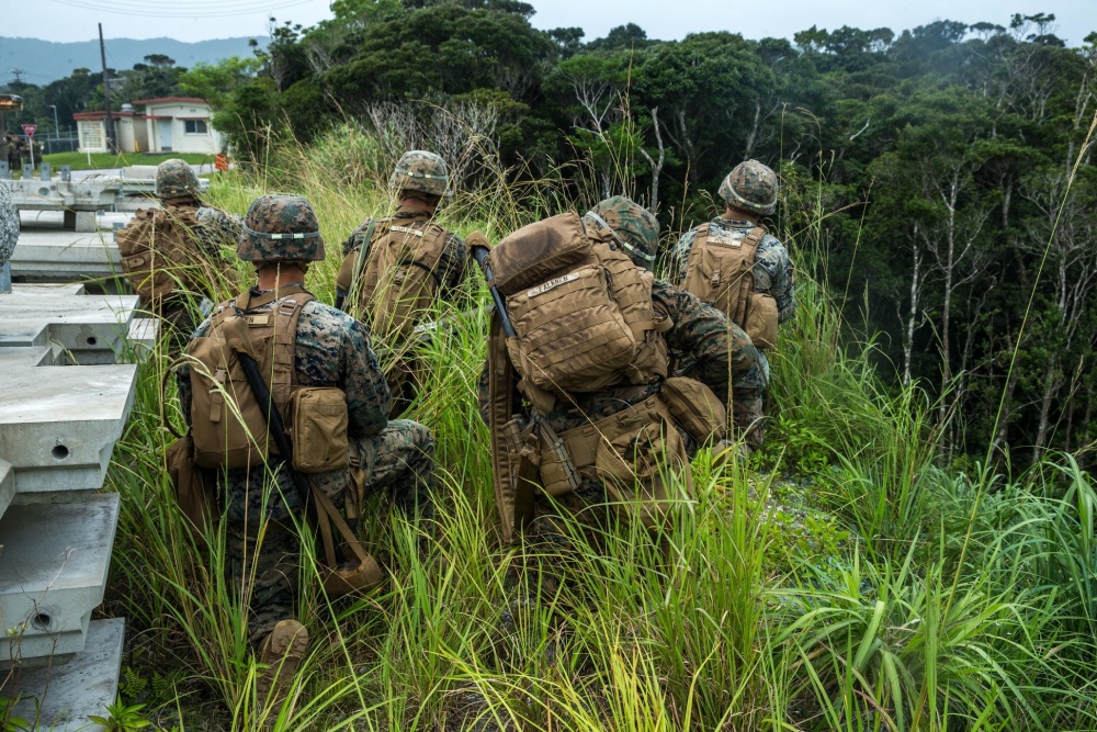 USPACOM's tweet photo. U.S. @PacificMarines with Company A, 1st Battalion, 3rd Marine Regiment, and #3MARDIV participate in an air assault exercise to increase their proficiency at air insertions and maneuvering through simulated enemy terrain in Okinawa. #SemperFi #Lethality #FreeandOpenIndoPacific. https://t.co/Ma86u6Um2D