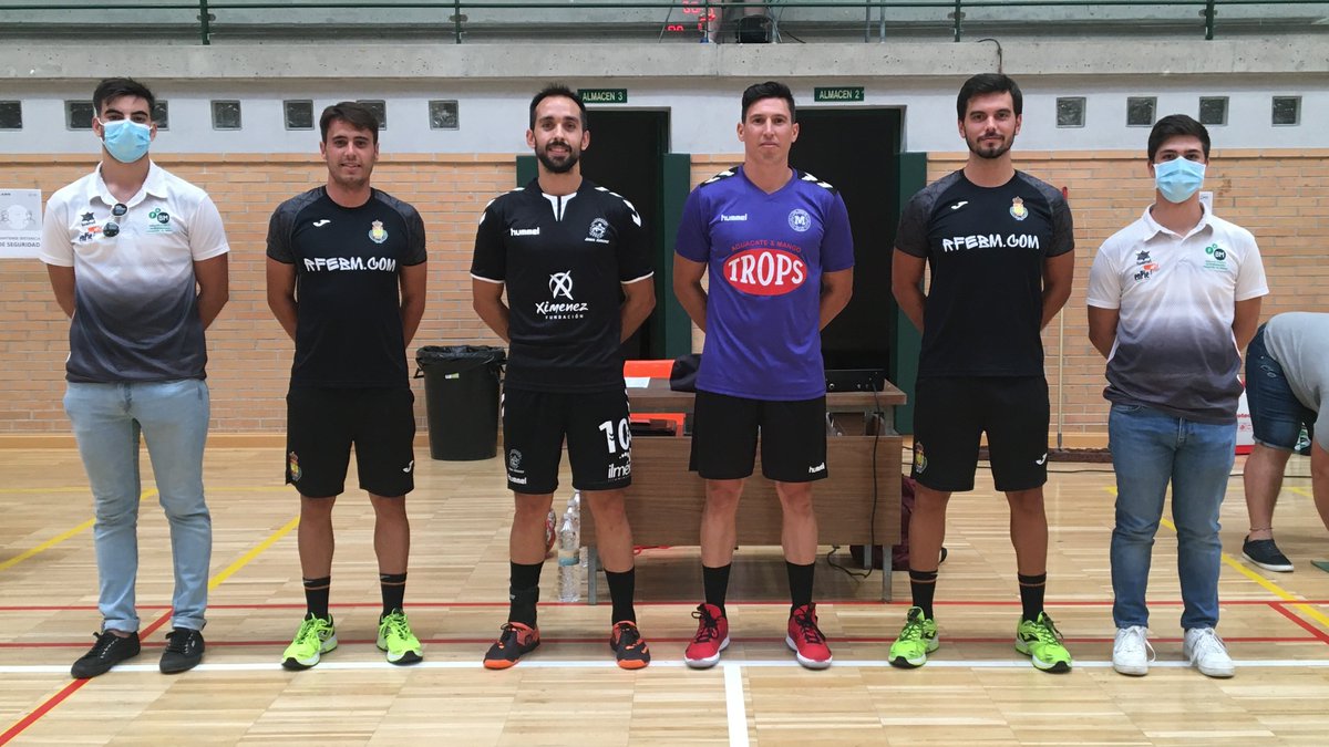 CTArbitral_MLG's tweet photo. Seguimos con la #pretemporada de #arbMLG con el partido disputado entre:

🤾‍♂️ @BMCiudadDMalaga vs @AngelXimenezBM 

 Equipo arbitral: 
⚖️ @alberto_3  y Ernesto Ruiz
✍️ @VeleiroJaime y @NaraSebastian 

📺 @Molieinstein https://t.co/2bRx1liknM