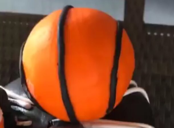 bu top olsam daha mutlu olrdum yemin ediom en azından barış beni yerdi😔