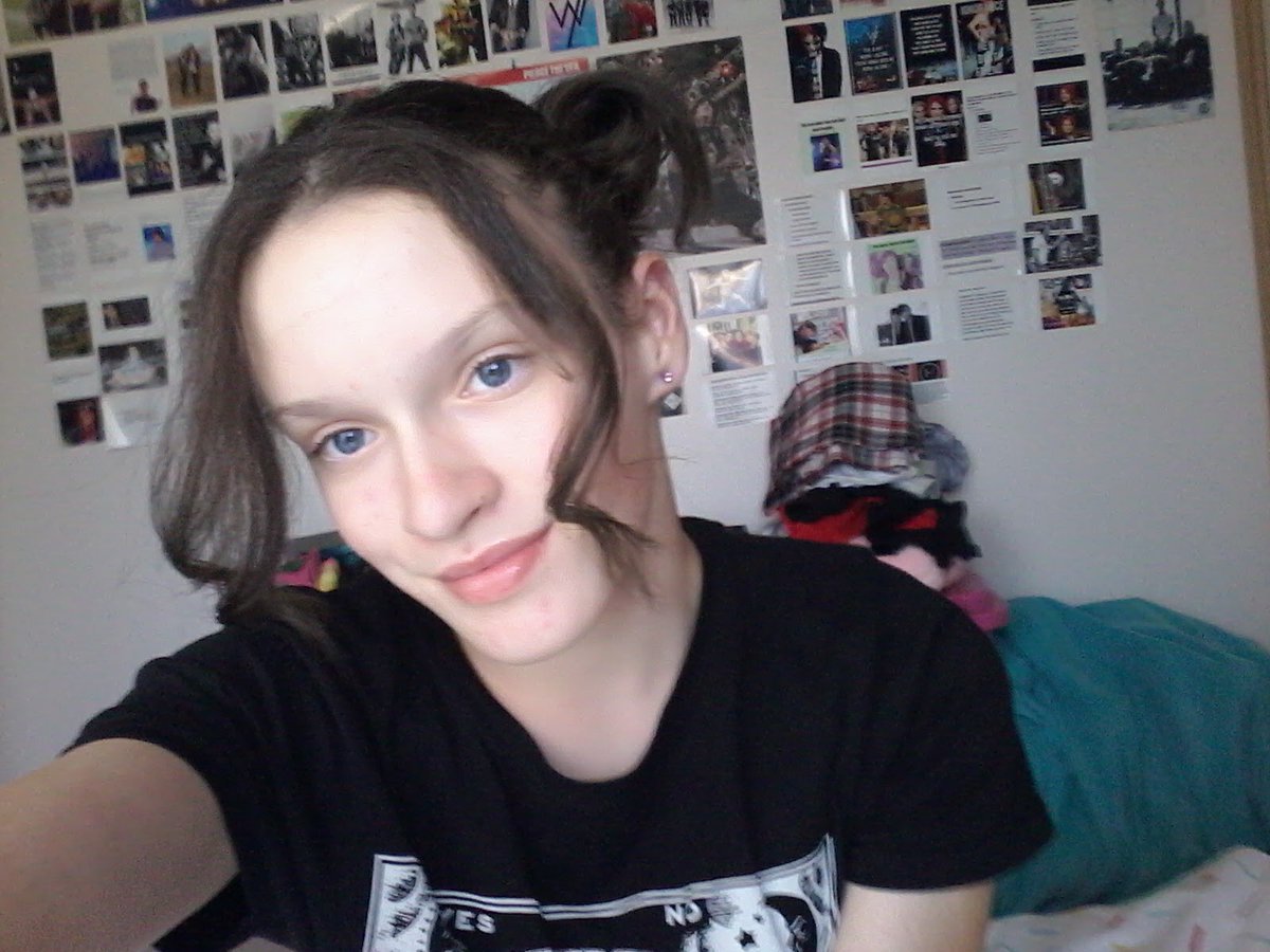 badlandshotel's tweet photo. going through old photos and i really was halfway through my emo phase while starting to stan halsey,, also ignore my room #backtothebadlands https://t.co/pe9cscSBwQ