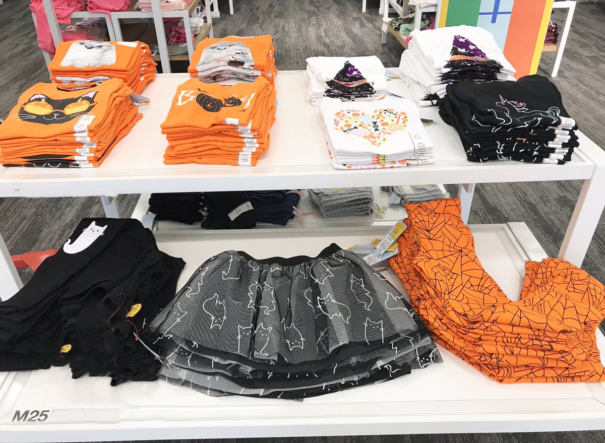 GenesisBelen96's tweet image. No tricks, just treats! Hehe I got to play around with the halloween table I set today! Can it be spooky season already?! 👻👻