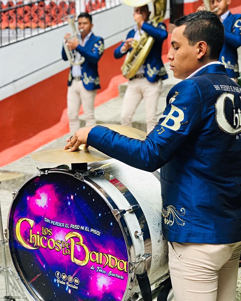 Chicosdelabanda's tweet photo. No hay carga tan pesada que no
la puedas llevar, solo tienes que saber como cargarla.😉
#SinPerderElPasoNiElPiso #CB 🎺 https://t.co/zN7lNwaa2Q