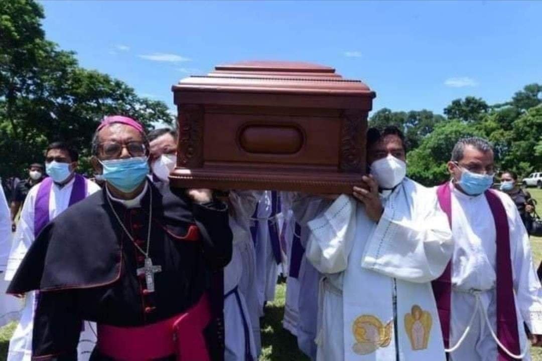 web_pastor's tweet image. Bellísima foto: mataron a uno de sus sacerdotes y como buen padre este obispo carga el féretro de uno de sus hijos