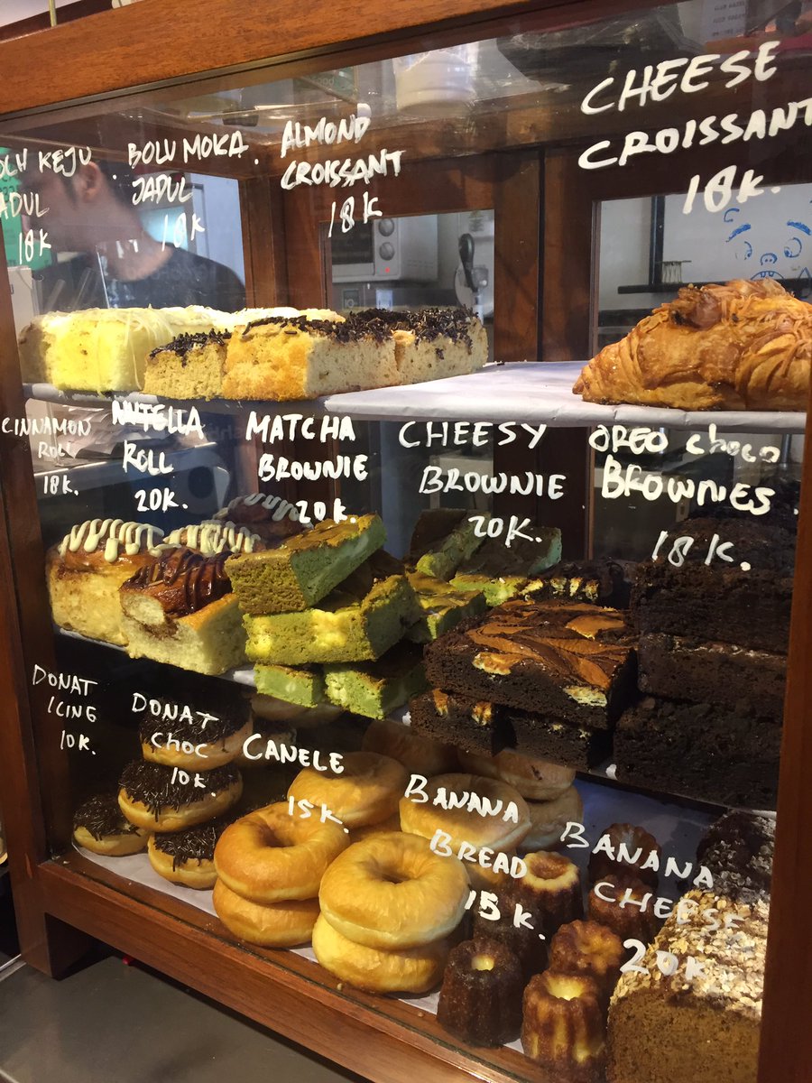 - Braga Street & Kopi Toko Djawa Strolling around di Braga tuh asik banget! Setelah puas, aku mampir ke Kopi Toko Djawa dan pesen Es Kopi Toko Djawa Rp 20.000 (es kopi susu dingin + gula jawa) seger dan enak! Buat yang mau makan, disini ada banyak macam” masakan dan kue juga