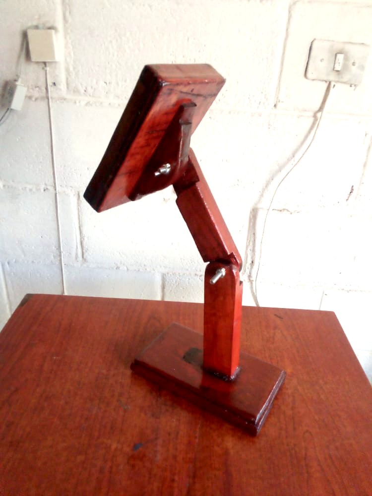 v3rtica's tweet photo. Porta teléfono de madera ⚒️🗜️🛠️ #woodwork #handtools #woodshop #artisan #madera #phoneholder #shop https://t.co/QC7XWc7j9I