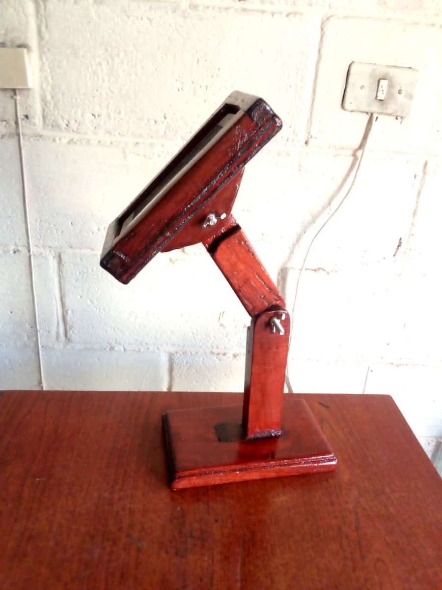 v3rtica's tweet photo. Porta teléfono de madera ⚒️🗜️🛠️ #woodwork #handtools #woodshop #artisan #madera #phoneholder #shop https://t.co/QC7XWc7j9I