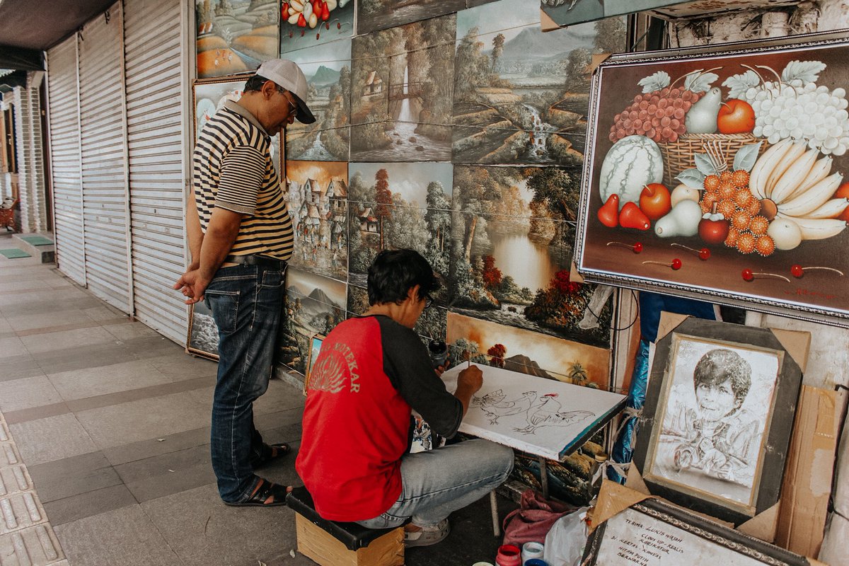 - Braga Street & Kopi Toko Djawa Strolling around di Braga tuh asik banget! Setelah puas, aku mampir ke Kopi Toko Djawa dan pesen Es Kopi Toko Djawa Rp 20.000 (es kopi susu dingin + gula jawa) seger dan enak! Buat yang mau makan, disini ada banyak macam” masakan dan kue juga