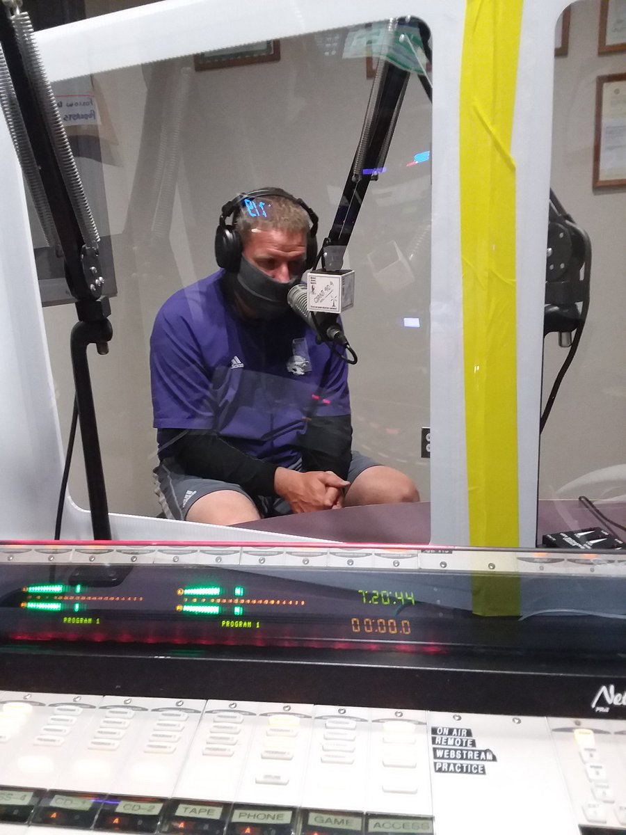 To fix the issue,  @SimmonsFamily rushed into the studio and saved the day. He is really the best. People have no idea how much he helps us. Thank you coach! (3)