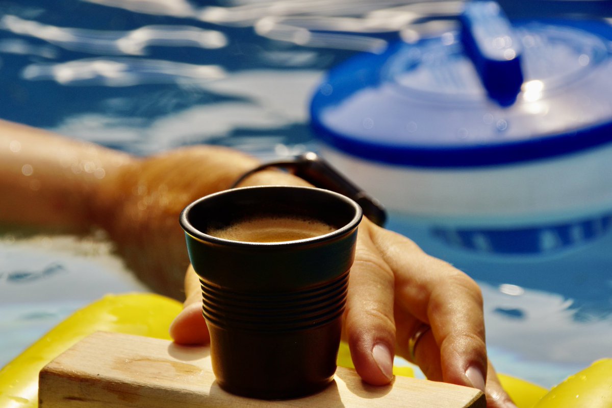 #sommer heute ist einer der Tage #nespresso es geht nichts über ein Heissgetränk im kühlen Nass #intex manchmal genügt eine einfache Lösung 🤩