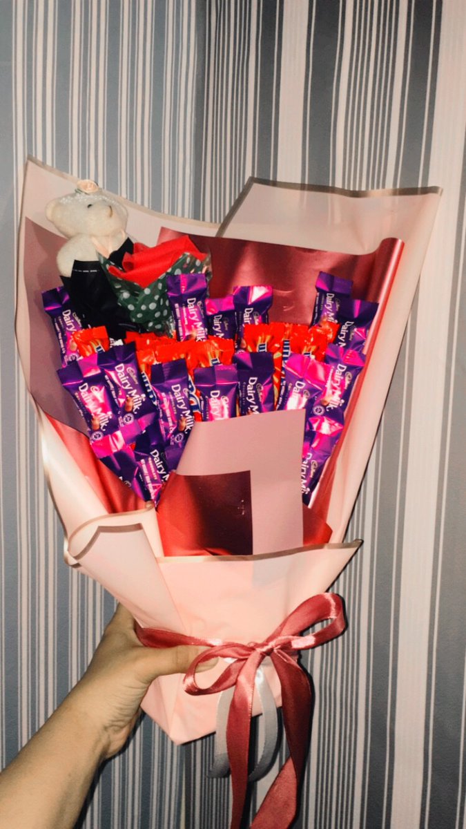 Kiri; bouquet perfume utk boyf (perfume/pomade) request aje korang nk letak apa okay!Kanan; bouquet coklat utk girlf. Cute je. Utk yg ni 30pcs daim ft 50pcs cadburry