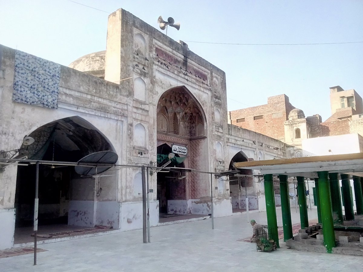 The mosque was built in Jehangir's reign, by his mother Maryam Zamani (a title meaning 'Mary of Her Times') @TaniaQureshi tells us this probably referred to Akbar's wife Maharani Jodha BaiAin-e-Akbari tells us this was the daughter of Raja Behari Mal and sister of Bhagwan Das