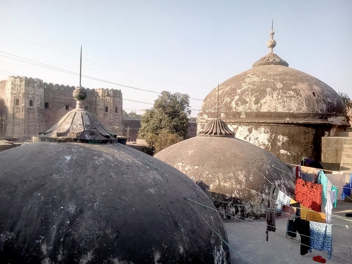 The mosque was built in Jehangir's reign, by his mother Maryam Zamani (a title meaning 'Mary of Her Times') @TaniaQureshi tells us this probably referred to Akbar's wife Maharani Jodha BaiAin-e-Akbari tells us this was the daughter of Raja Behari Mal and sister of Bhagwan Das