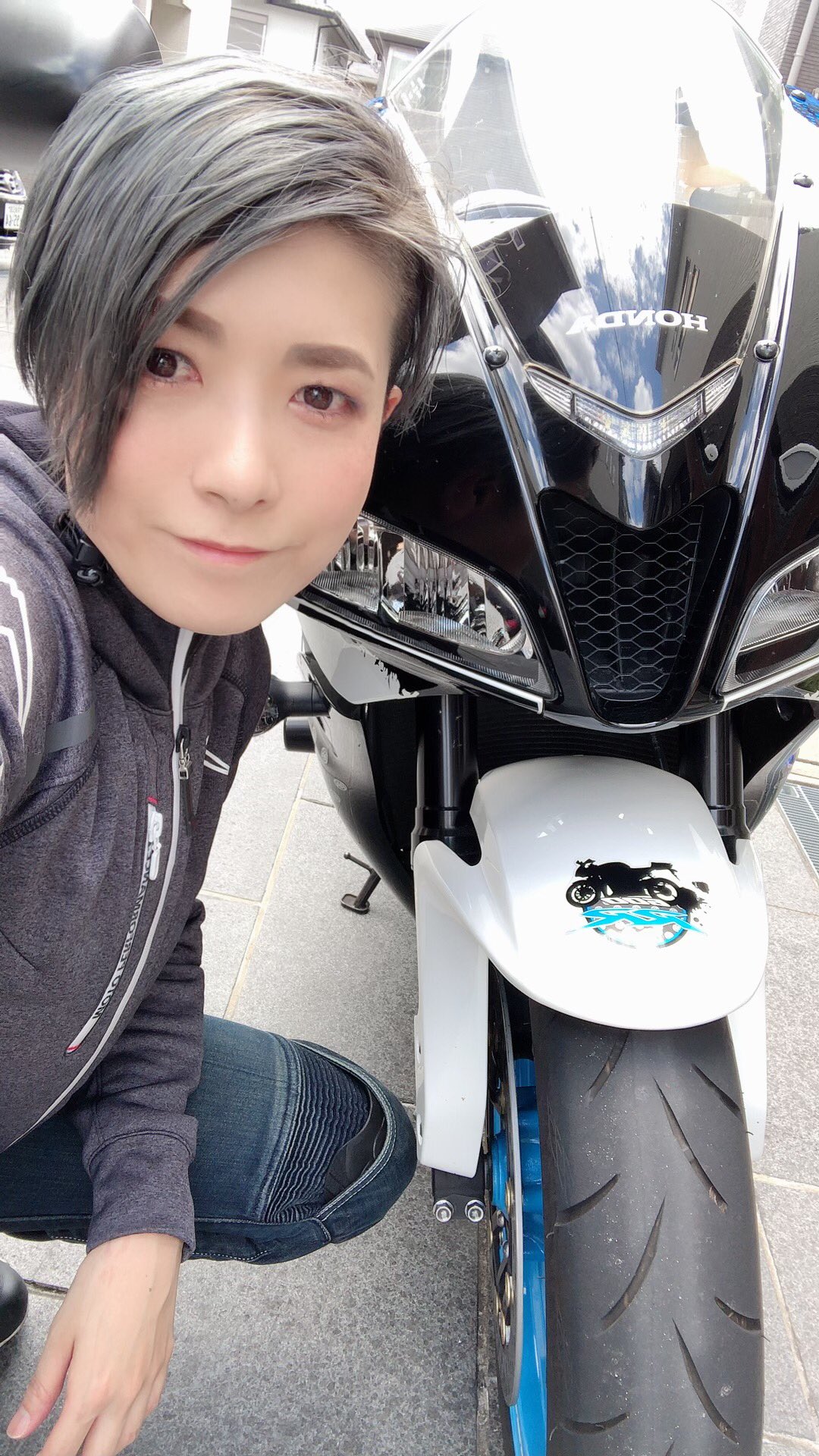 える Ell Cbr600rr Pc40 Ed 今日はバイクの日ですって うちの子はイケメンですね 今はカウル外されてて半裸ですけど バイクの日 Pc40はイケメン T Co Dipm5eniwr Twitter
