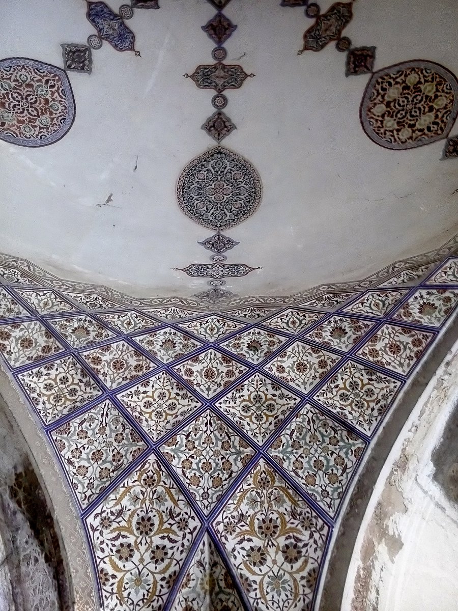 The four centered arches have high parapet and a projected frameInside the prayer chamber we have breathtaking high and deep arched recesses decorated with motifs