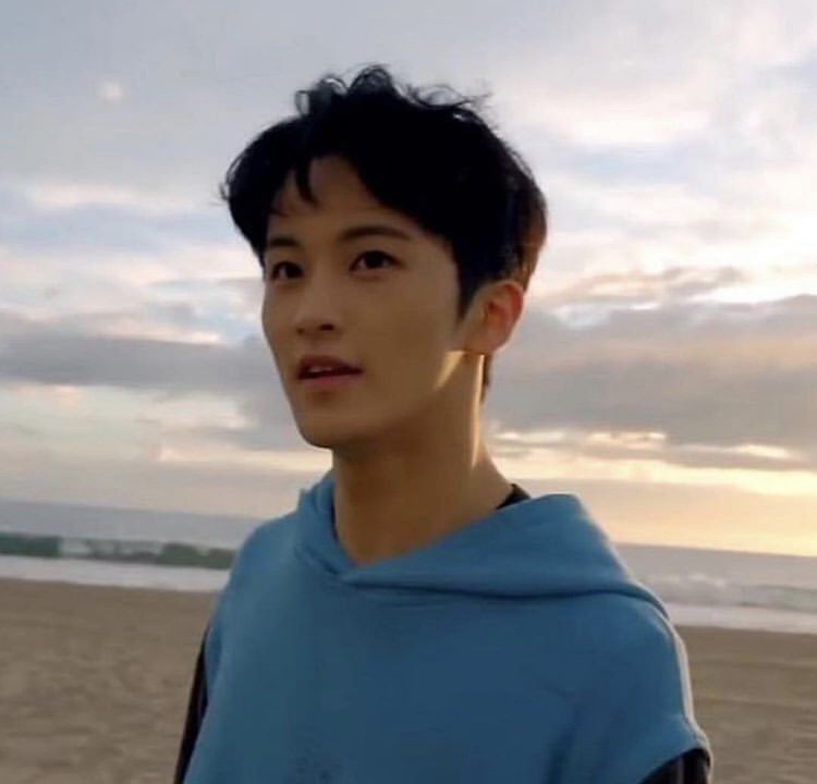 ❝ᴅᴀʏ 2❞↬ᴡʜᴏ'ꜱ ᴛʜᴇ ꜰɪʀꜱᴛ ᴍᴇᴍʙᴇʀ ᴛʜᴀᴛ ɪ ᴋɴᴏᴡ ? MARK LEE. aku liat dia di NCT U, 127, Dream, bingung anjir ko dia ada dimana mana, apalagi wktu itu aku belum kpopers. Finally my bestie ngejelasin dan ngasi pengetahuan tntang mark #7DAYS_DREAM_CHALLENGE