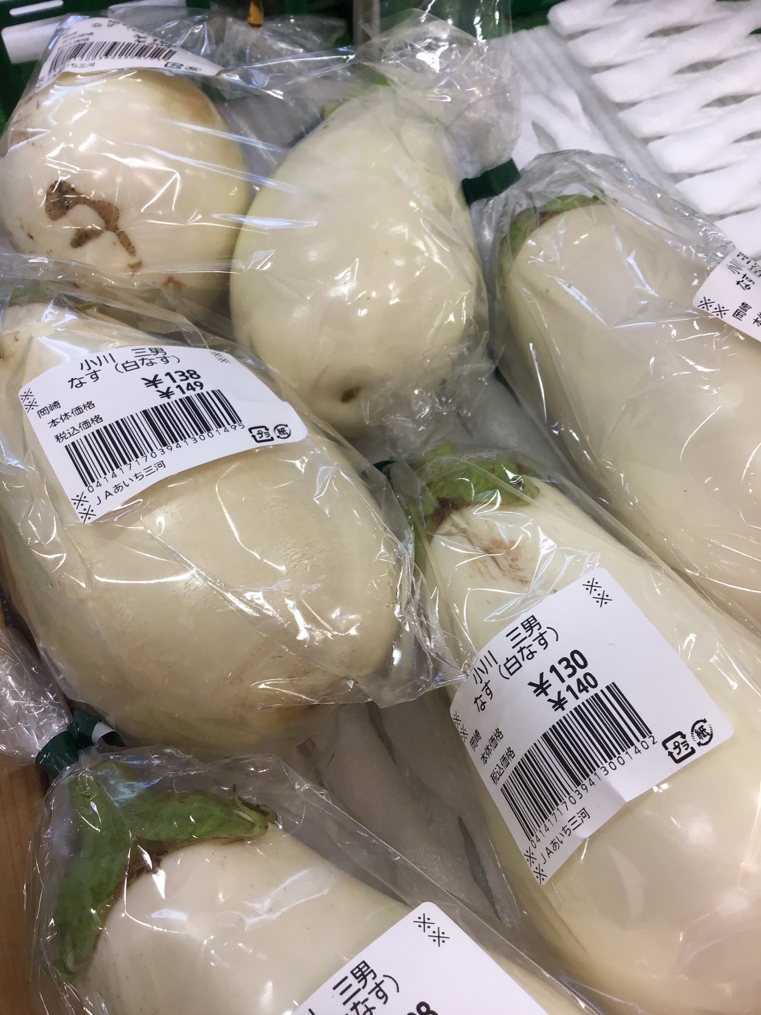 道の駅 藤川宿 白ナス 今が旬の白ナス 果肉が柔らかくアクが少ないので調理がしやすいです 焼きなすにすると絶品でトロトロととろけるような食感に 感動します 特にクリームシチューやクリーム煮など白く仕上げたい場合には 白ナスを使うと綺麗に 道の駅 藤川宿 白ナス 今が旬の白ナス 果肉が柔らかくアクが少ないので調理がしやすいです 焼きなすにすると絶品でトロトロととろけるような食感に 感動します 特にクリームシチューやクリーム煮など白く仕上げたい場合には 白ナスを使うと綺麗に