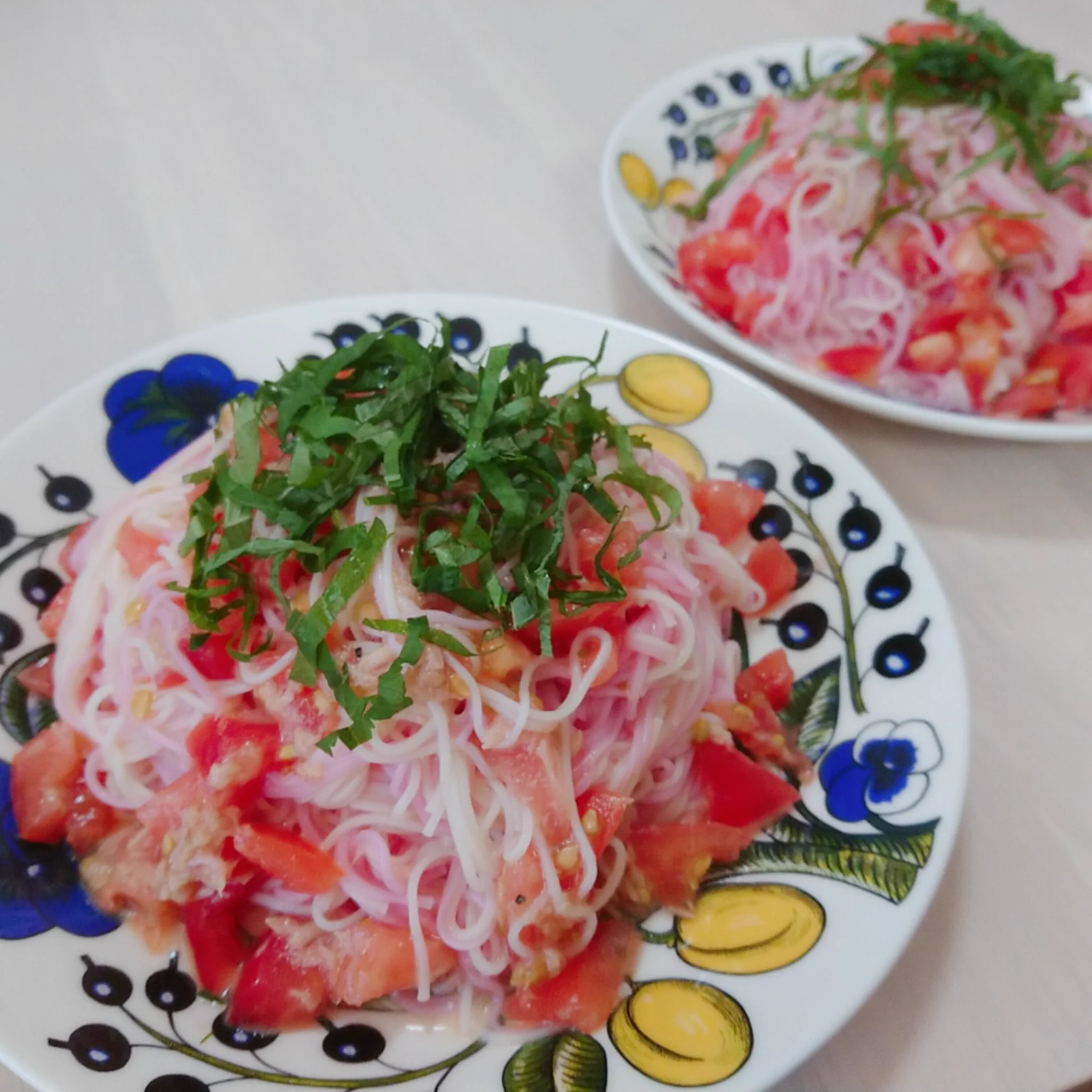 今日のお昼は
リュウジおにいさんの、こちらのレシピを参考に作った「トマツナそうめん」👩‍🍳✨  