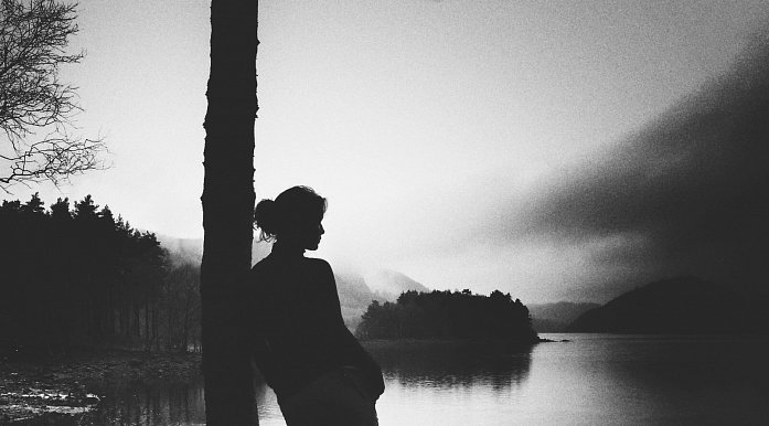 Uno siempre está solo
pero
a veces
está más solo

~ Idea Vilariño

/ © F. L. Larkins