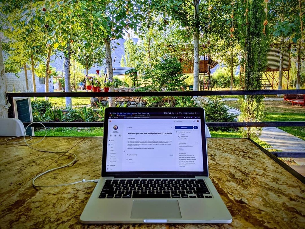 tom_r_allen's tweet photo. Yeah yeah yeah... #homeofficeporn #neverworkadayinyourlife #etc https://t.co/L7MeubQ0Ob https://t.co/uO5Jzj1nLY