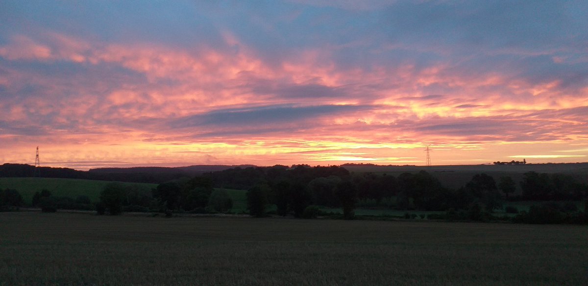franck_fllhm's tweet photo. Le jour se lève sur la campagne #sarthoise https://t.co/FxuFrctOnj