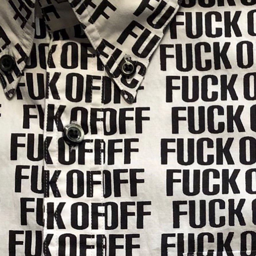 nevertrust_usc's tweet photo. 問い合わせの多い「FUCK OFF柄のボタンダウン」が、いよいよ20日20時よりBIG RUMBLE TOKYOより通販受付開始!
半袖と長袖、白地に黒と白地に赤のプリントの4パターン。
ネバトラ初のコラボ企画。
是非!FUCK OFF!
#nevertrust
#bigrumble
#柳家商店
#fuckoff
#shirt
#bd
#madeinjapan https://t.co/jFnClMPX0S