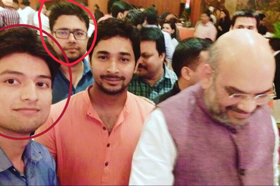 zoo_bear's tweet photo. Saheb ke aage peeche ghumne wale founders ko donation ki kya zarurat hai. Hai na founderwa @TheAtulMishra 😉 https://t.co/RFAqHCJBI9