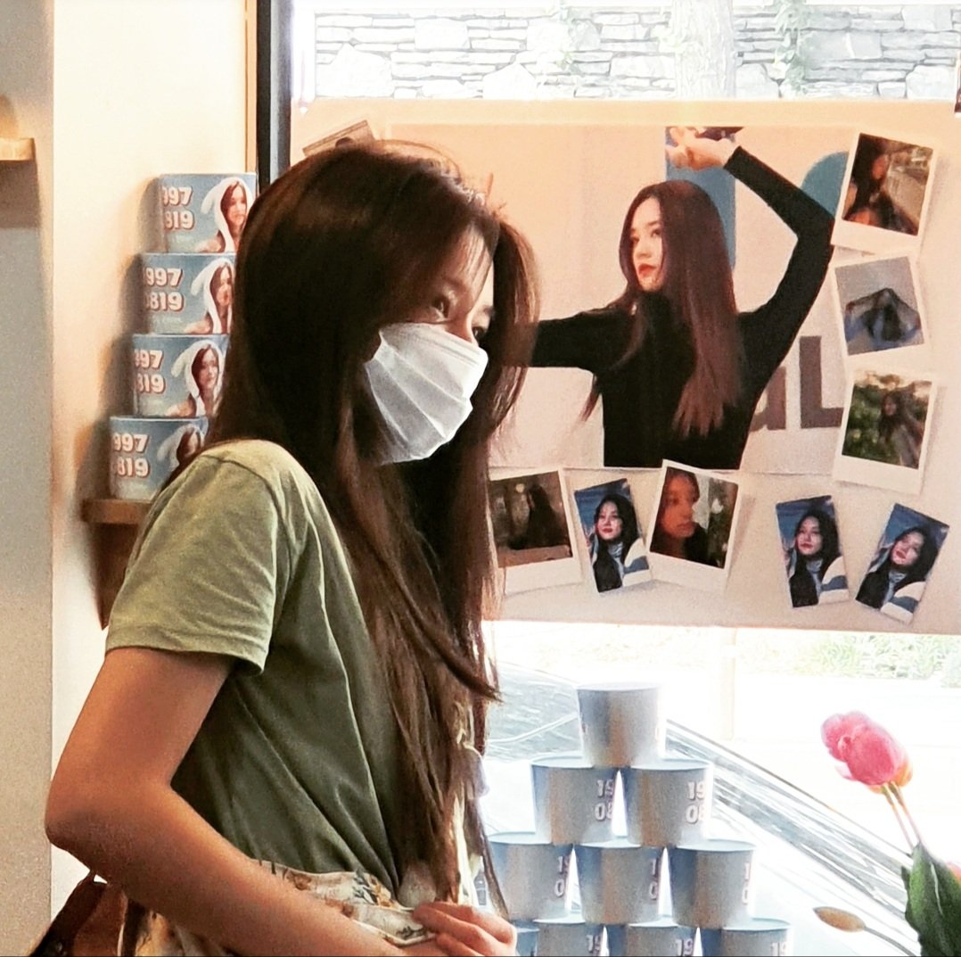 AvvioRearWindow's tweet photo. 생일축하드립니다🥳🥳

라붐 솔빈님의 노래,연기도 더욱 왕성한 활동 기대하면서 응원할께요!!!😄

오늘 즐거운 시간으로 가득하시길 기원합니다

#라붐 #솔빈 #LABOUM #SOLBIN #HappySOLBINday #생일축하 #카페아비오 #cafeavvio https://t.co/CtVdoErwzp