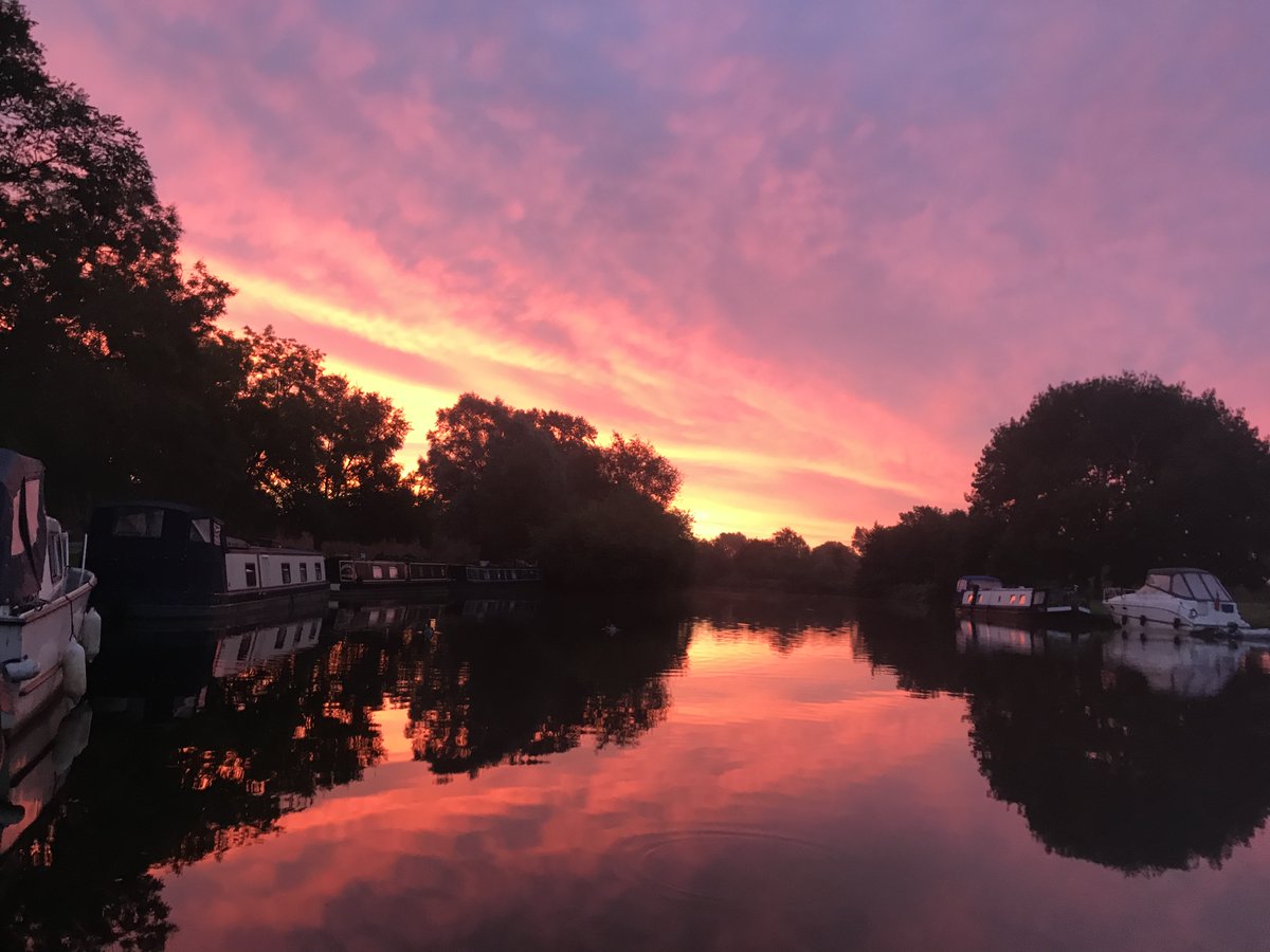 afknot's tweet photo. By contrast yesterday morning in Oxford last night and this morning in Abingdon. https://t.co/nCtEg78GUx