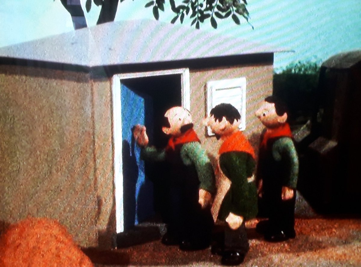 Just before the grand finale, here's a couple of Chigley bits that didn't realiy fit elsewhere - Mr Clutterbuck The Builder's makeshift office, a very low municipal maintenance shed, a suspiciously Tardis-like phone box and - never seen in Trumpton - Windy Miller's cider press.