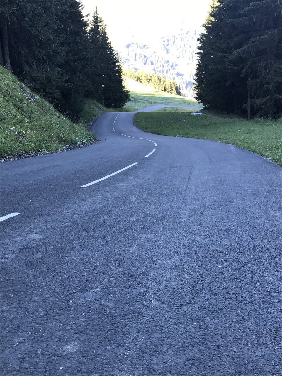 Sur cette image, on observe bien les ruptures de pentes évoquées par Christian Prudhomme, le directeur du Tour de France.Dans cette première partie du col, pas 100 m de suite ne propose le même pourcentage. Original et perturbent...