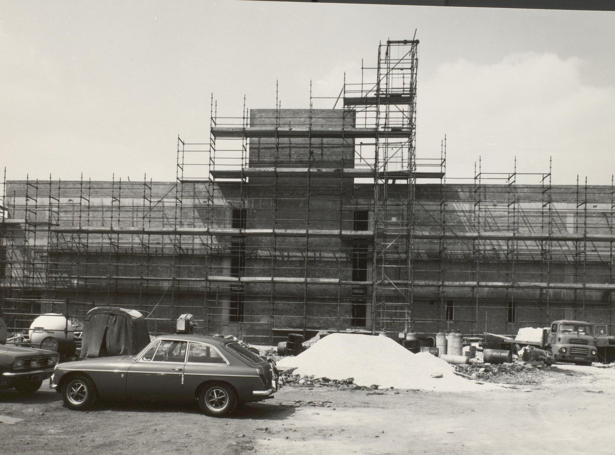 Does anyone have any guesses which building is being built here?  #OriginalThenOriginalNow