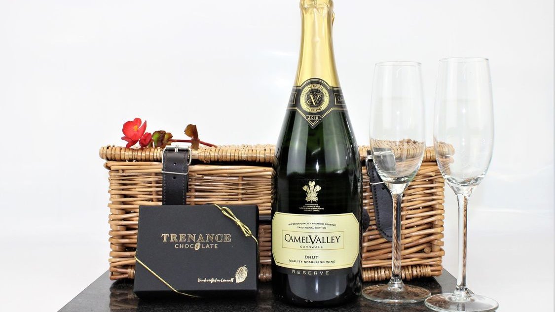 Cornish_Hampers's tweet photo. A luxury chocolate hamper with a sparkling twist... This lavish gift box features a box of irresistible handmade chocolates and a choice between sparkling wine or a classic bottle of red 🍫🥂👉 https://t.co/rn8fq6iRVa

#Cornwall #CornishHamper https://t.co/YUE1utpVd5