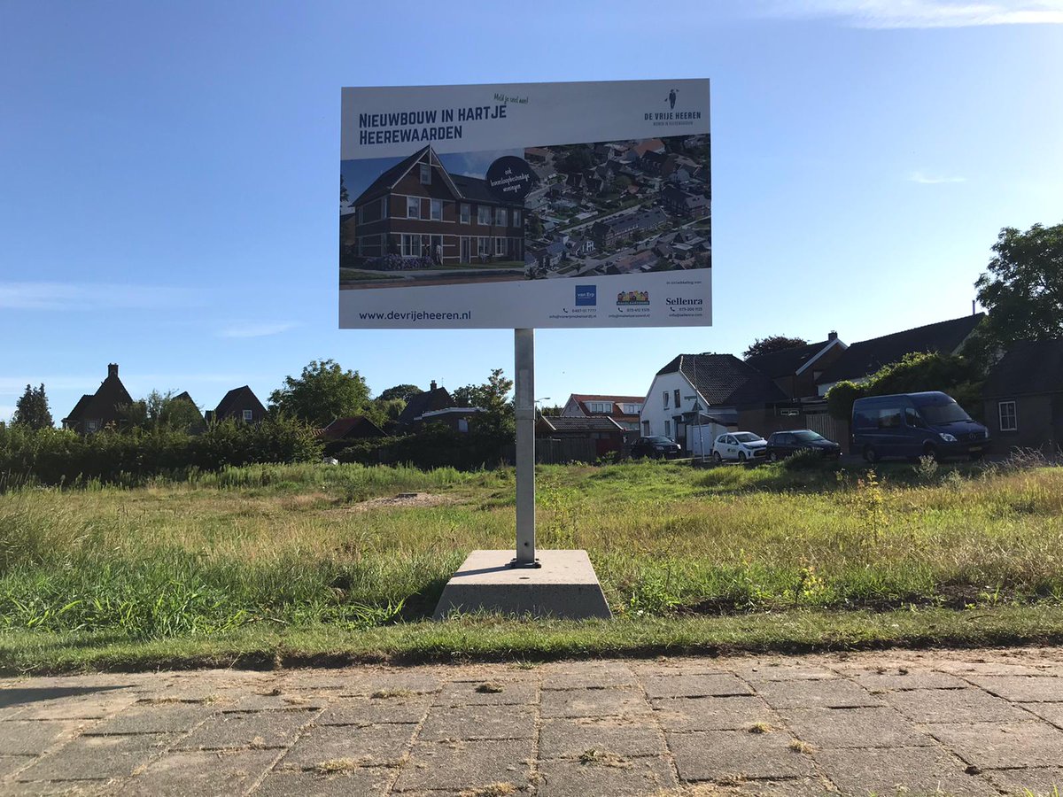 #Sellenra Vastgoed Ontwikkeling BV werkt in #Heerewaarden aan "De Vrije Heeren”. Wij plaatsten dit #projectbord op onze “small” constructie, om omwonenden te attenderen op de aanstaande bouwwerkzaamheden. Ook uw project promoten? projectbord.nl #bouwbord