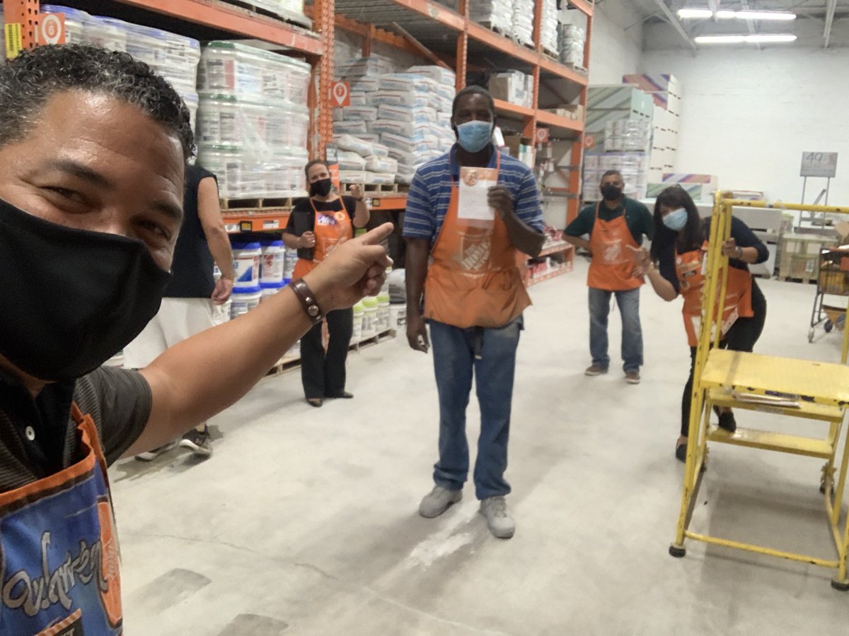 wcork19's tweet photo. Big changes happening in 210! Big thanks to @lilliemay78 in supporting change. SHOUT OUT to Bau D29, Bina D31, JJ D22 and Sandro DH!! Thank you for all you do to service your customers and take care of each other!! 🍊💪🏼 @FrancesSalgado5 @jordana_kenia https://t.co/nRaoP7DimA