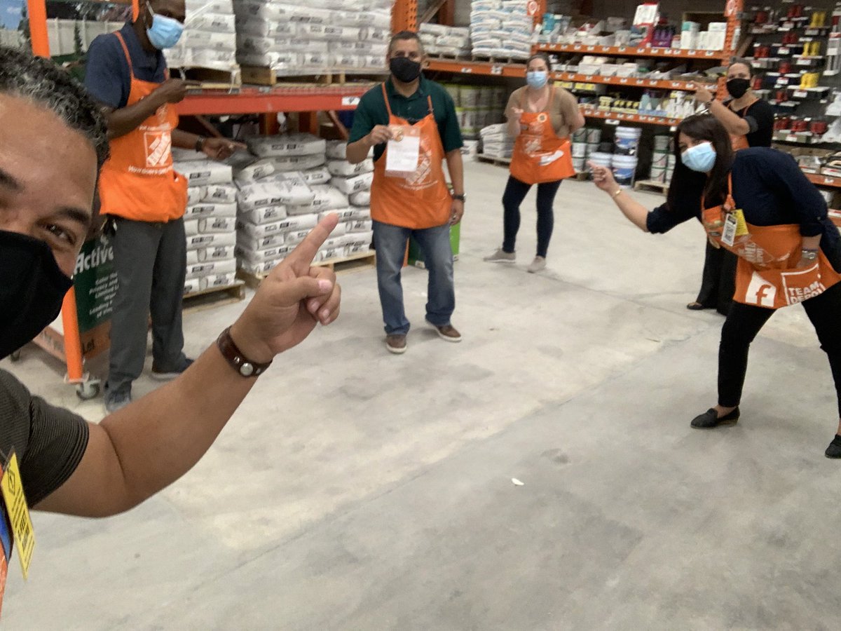 wcork19's tweet photo. Big changes happening in 210! Big thanks to @lilliemay78 in supporting change. SHOUT OUT to Bau D29, Bina D31, JJ D22 and Sandro DH!! Thank you for all you do to service your customers and take care of each other!! 🍊💪🏼 @FrancesSalgado5 @jordana_kenia https://t.co/nRaoP7DimA