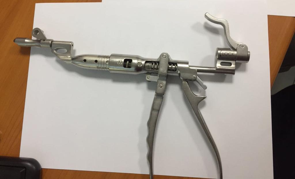 bone_mechanic's tweet photo. #orthotwitter 
#Orthopedics 
#surgery 
@generalorthomd 
@OrthoFolks 

 Name of this instrument and it's use. https://t.co/tdKD2nDeRw
