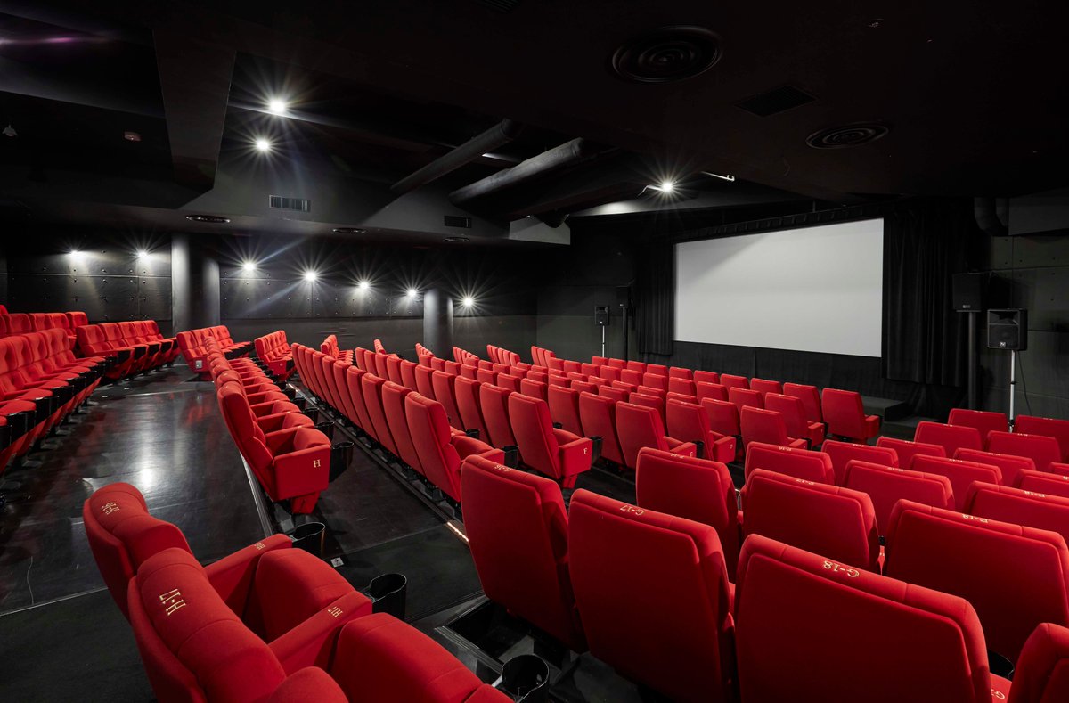 今泉力哉 私はこの映画館で3年半はたらいていました アルバイトで ここでアルバイトして出会ったバイト 仲間や社員さんがいなかったら わたしは今 映画監督をしていなかったかもしれません