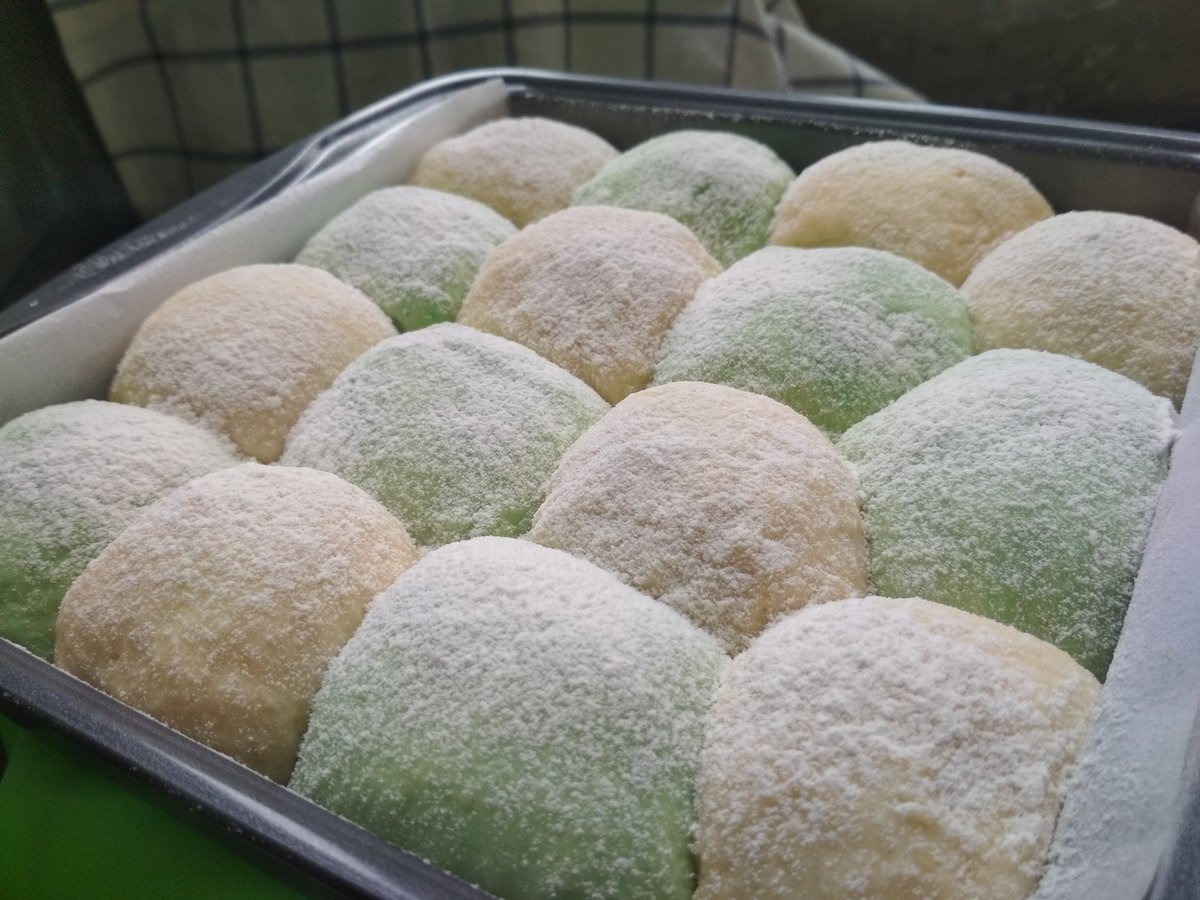 ikasoewadji's tweet photo. Kegiatan hari ini selepas plng kerja, buat Japanese soft bread request Ibuk. Roti yang lagi kekinian ini akhirnya berhasil, foto 1,2,3 dan 4 dari mulai dibentuk, didiamkan, ditaburi terigu dan slide ke 4 matangnya. Selamat Menikmatiβ€οΈβ€οΈ
#weekdaybaking
#japanesesoftbread https://t.co/nph9UHttBz